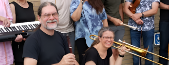 Bjørn omgivet af lærere