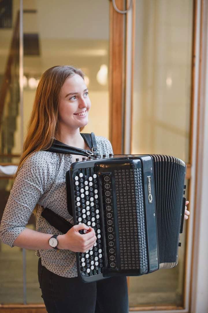 Musikskolelærer Ditte Lykke der spiller på accordion