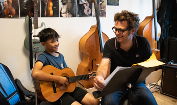 Mathias Wedeken underviser dreng i guitar - Musikskolen