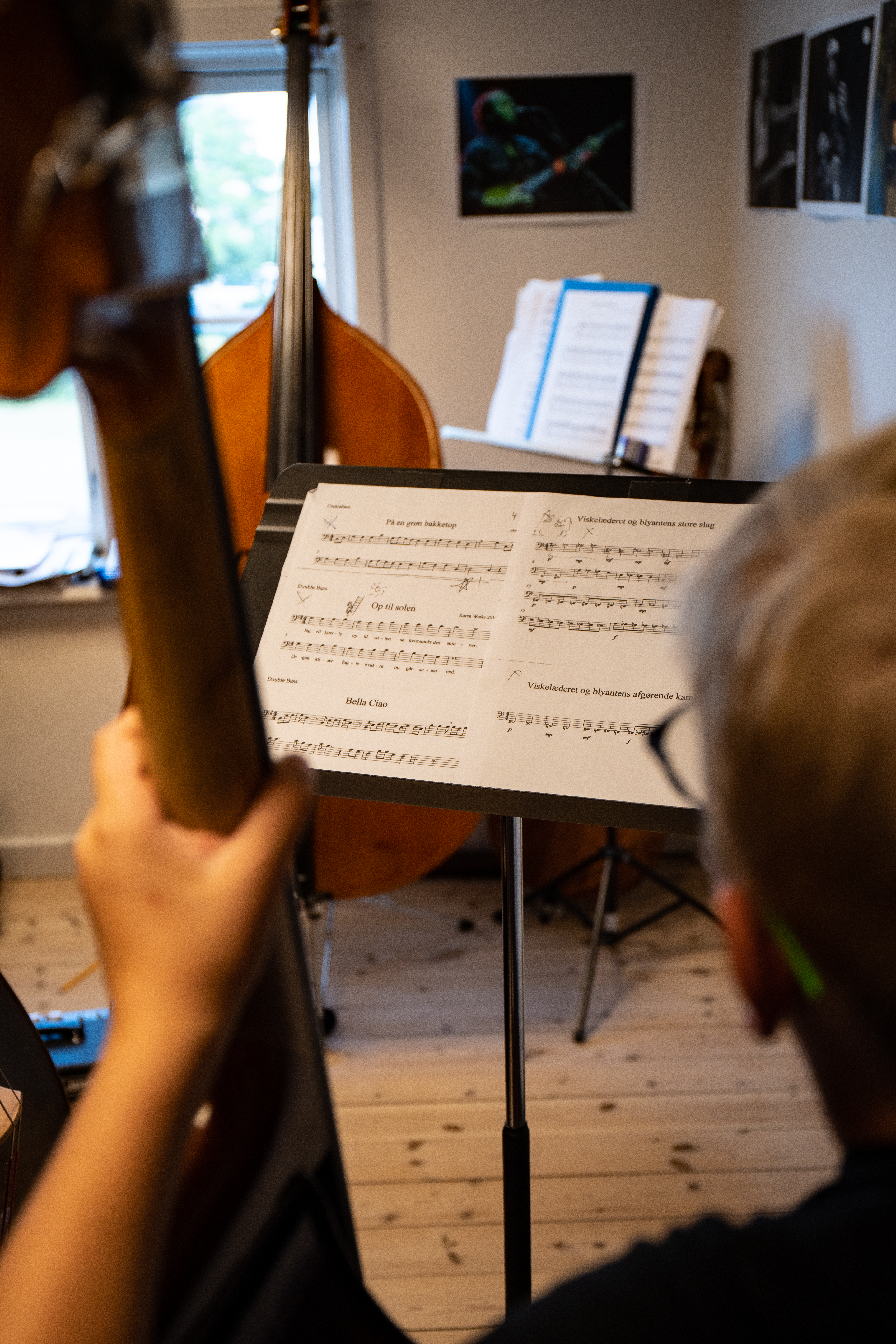 Dreng der spiller kontrabas - Musikskolen