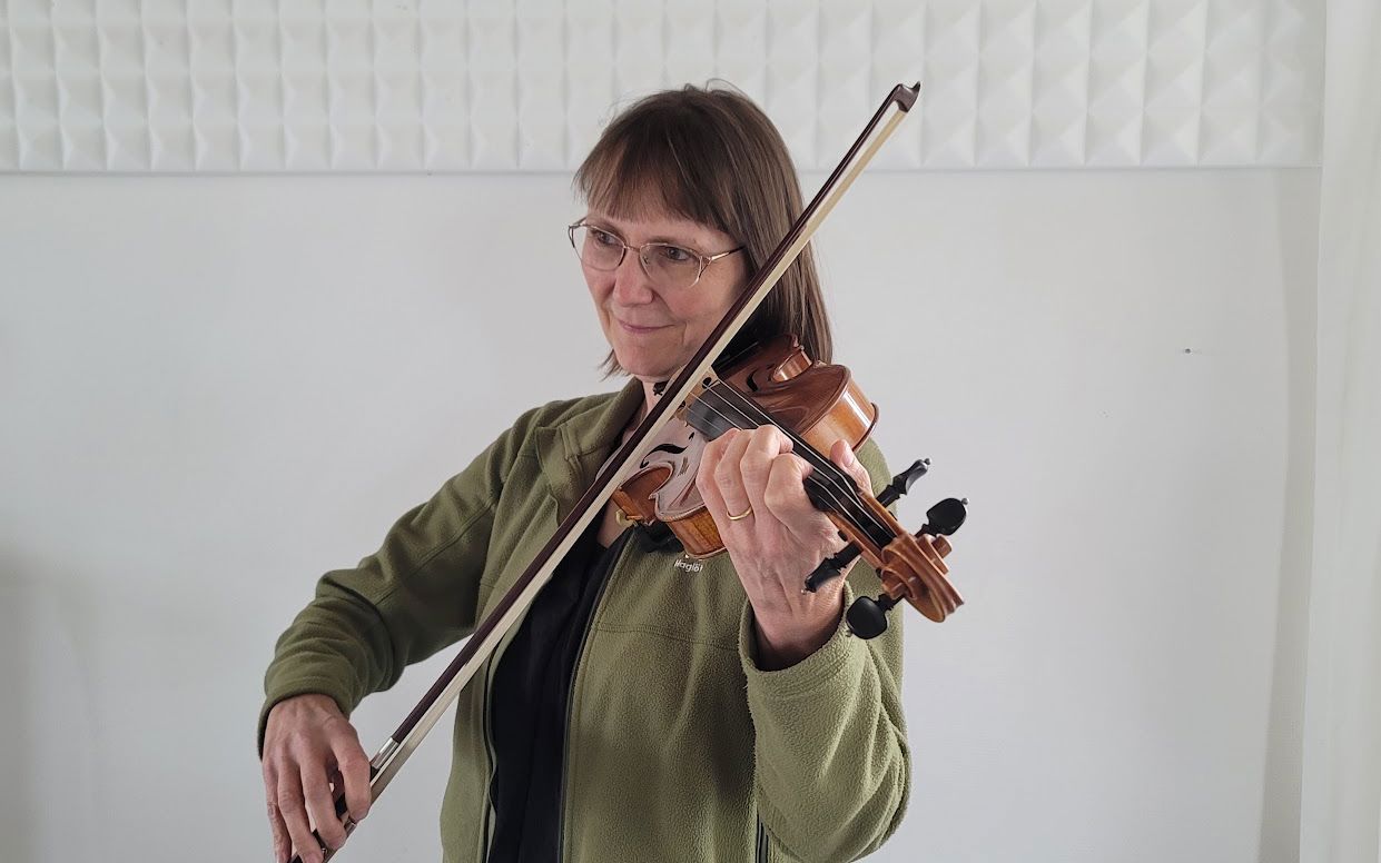 Musikskolelærer Christine Grivel spiller bratsch